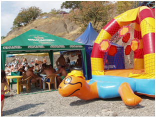 Батут и горка для детей на пляже. Бар для взрослых Батут и горка для детей на пляже. Бар для взрослых